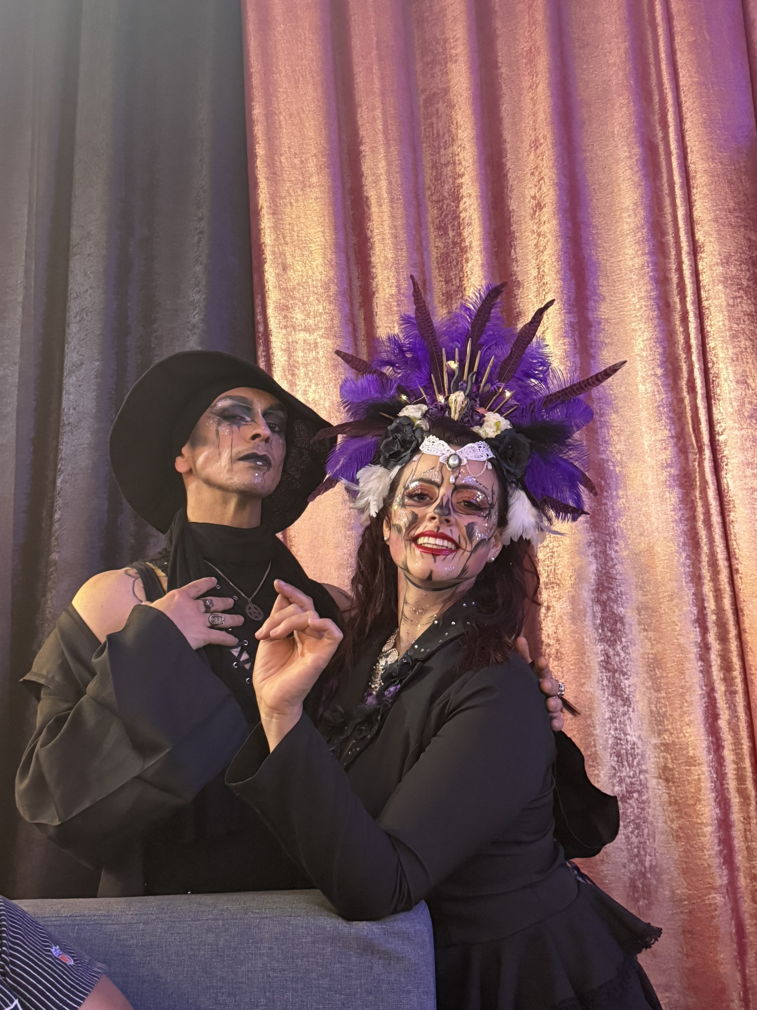 Performance en duo - SINDOREL avec partenaire artistique en costume noir France